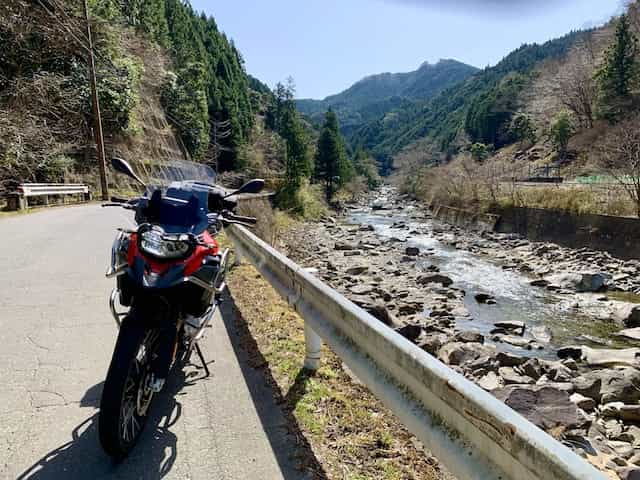 japan motorcycle tour ninjatours wakayama yunoyama parking by side of the road